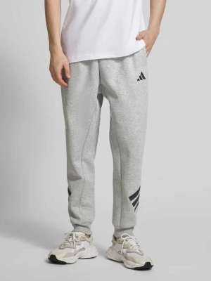 Spodnie dresowe o kroju regular fit z wyhaftowanym logo adidas Sportswear