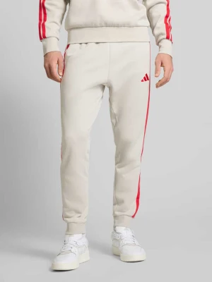 Spodnie dresowe o kroju regular fit z wyhaftowanym logo adidas Sportswear