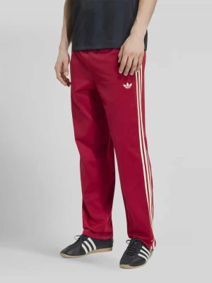 Spodnie dresowe o kroju regular fit z wyhaftowanym logo model 'FIREBIRD' adidas Originals Bordowy