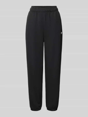 Spodnie dresowe o kroju regular fit z wyhaftowanym logo New Balance Czarny