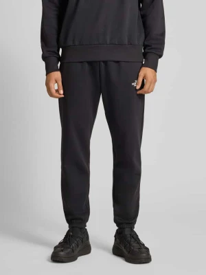 Spodnie dresowe o kroju regular fit z wyhaftowanym logo The North Face