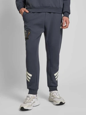 Spodnie dresowe o kroju relaxed fit z nadrukiem logo i motywem Star Wars® ADIDAS SPORTSWEAR