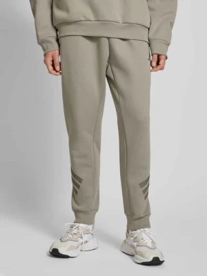 Spodnie dresowe o kroju relaxed fit z nadrukiem z logo adidas Sportswear