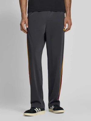 Spodnie dresowe o kroju relaxed fit z paskami z logo model 'FIREBIRD' adidas Originals