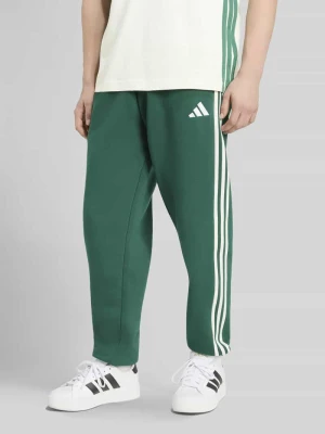 Spodnie dresowe o kroju relaxed fit z paski w kontrastowym kolorze Adidas
