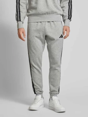 Spodnie dresowe o kroju relaxed fit z wyhaftowanym logo ADIDAS SPORTSWEAR