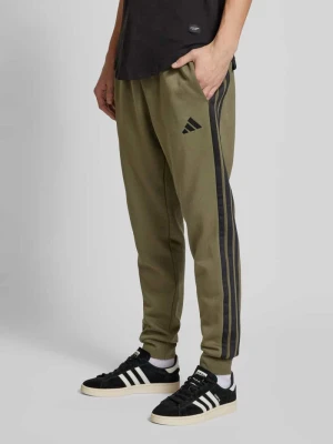 Spodnie dresowe o kroju relaxed fit z wyhaftowanym logo adidas Sportswear