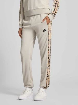Spodnie dresowe o kroju slim fit z detalem z logo adidas Sportswear