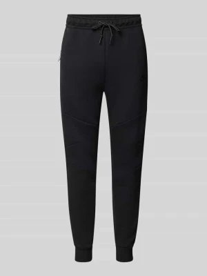 Spodnie dresowe o kroju slim fit z mieszanki bawełny Nike Czarny