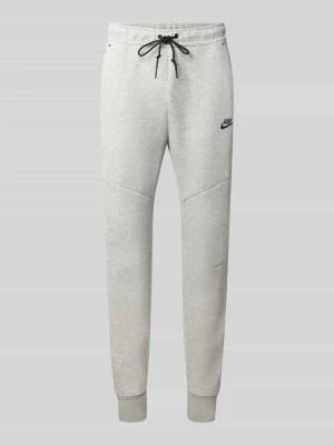 Spodnie dresowe o kroju slim fit z mieszanki bawełny Nike Średnioszary