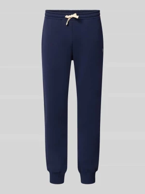 Spodnie dresowe o kroju slim fit z mieszanki bawełny REVIEW Granatowy