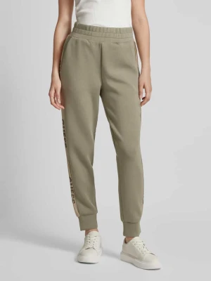 Spodnie dresowe o kroju slim fit z nadrukami z logo Guess