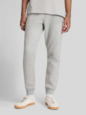 Spodnie dresowe o kroju slim fit z nadrukiem z logo adidas Originals Jasnoszary melanż