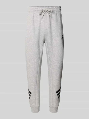 Spodnie dresowe o kroju slim fit z nadrukiem z logo adidas Sportswear