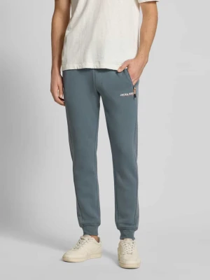 Spodnie dresowe o kroju slim fit z nadrukiem z logo model ‘Gordon’ jack & jones