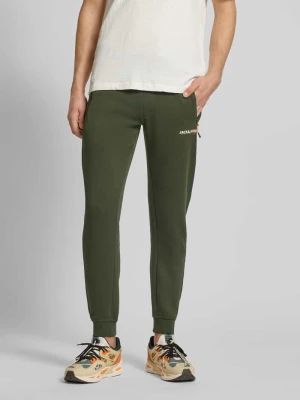 Spodnie dresowe o kroju slim fit z nadrukiem z logo model ‘Gordon’ Jack&Jones Oliwkowy