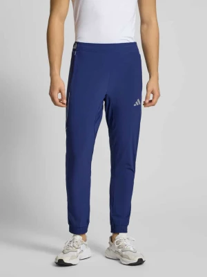 Spodnie dresowe o kroju slim fit z nadrukiem z logo model ‘Tech’ adidas Training