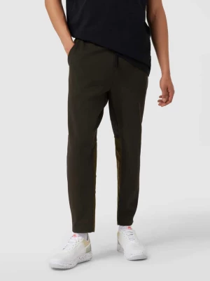 Spodnie dresowe o kroju slim fit z obszyciem w kontrastowym kolorze Nike