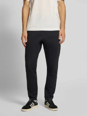 Spodnie dresowe o kroju slim fit z wyhaftowanym logo adidas Originals
