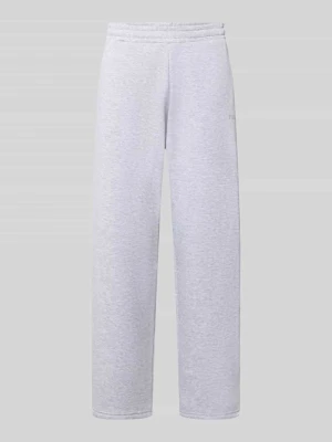 Spodnie dresowe o kroju straight fit z detalem z logo REVIEW Jasnoszary melanż