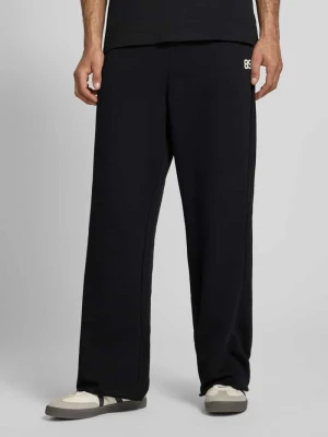 Spodnie dresowe o kroju straight fit z kieszenią z tyłu Karl Kani