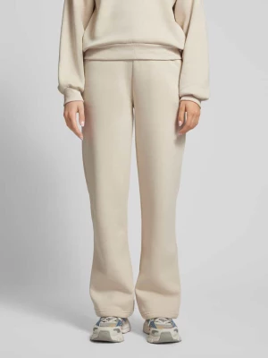 Spodnie dresowe o kroju straight fit ze szwami działowymi Gina Tricot