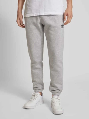 Spodnie dresowe o kroju tapered fit z wyhaftowanym logo adidas Originals