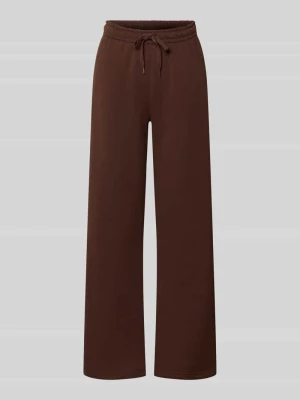 Spodnie dresowe o kroju wide fit z mieszanki bawełny model 'Iconic' Gina Tricot Orzechowy