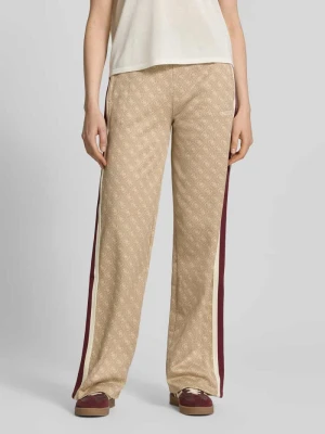 Spodnie dresowe o kroju wide fit z nadrukiem z logo na całej powierzchni model 'Jacquard' Guess Activewear