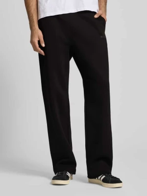 Spodnie dresowe o luźnym kroju z kieszeniami po bokach REVIEW