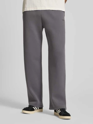 Spodnie dresowe o luźnym kroju z kieszeniami po bokach REVIEW