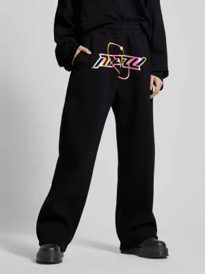 Spodnie dresowe o luźnym kroju z nadrukiem z logo — REVIEW X MATW