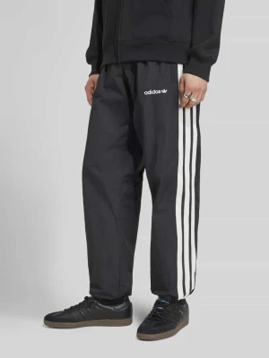 Spodnie dresowe o luźnym kroju z wyhaftowanym logo adidas Originals Czarny