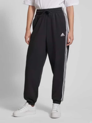 Spodnie dresowe o luźnym kroju z wyhaftowanym logo ADIDAS SPORTSWEAR