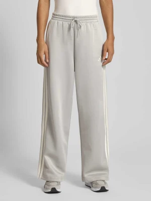 Spodnie dresowe o szerokim kroju z nadrukiem z logo model ‘Stadium’ adidas Sportswear
