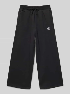 Spodnie dresowe o szerokim kroju z wyhaftowanym logo adidas Originals