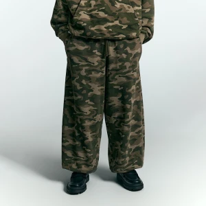 Spodnie dresowe super baggy we wzór camo House
