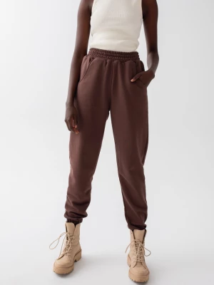 Spodnie dresowe typu jogger w kolorze CACAO BROWN - DISPLAY-XL Marsala