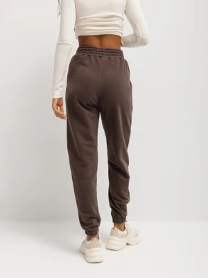 Spodnie dresowe typu jogger w kolorze COFFEE SHAKE skin peach - DISPLAY-XL Marsala