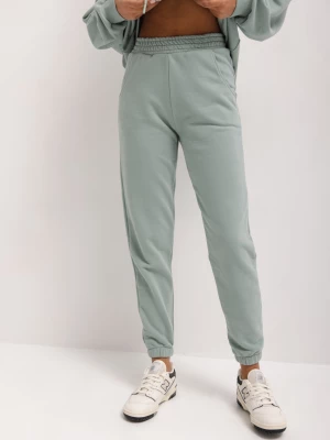 Spodnie dresowe typu jogger w kolorze GREEN TEA skin peach - DISPLAY-L Marsala