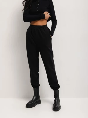Spodnie dresowe w kolorze TOTALLY BLACK - JOLLY-L marsala-butik.pl