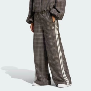 SPODNIE DRESOWE W KRATKĘ O LUŹNYM KROJU Adidas Night Brown