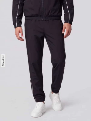 Spodnie dresowe w kroju regular fit z naszywką z logo Lacoste Czarny