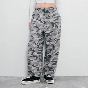 Spodnie dresowe we wzór moro House