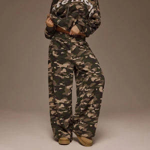 Spodnie dresowe wide leg w camo House