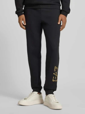 Spodnie dresowe z elastycznym pasem i nadrukiem z logo EA7 Emporio Armani