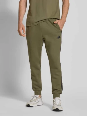 Spodnie dresowe z elastycznym pasem i wyhaftowanym logo adidas Sportswear