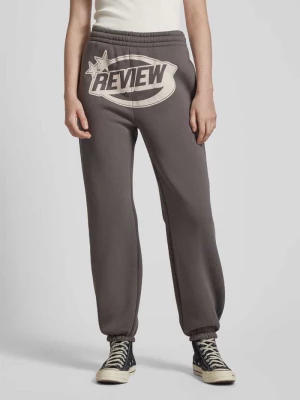 Spodnie dresowe z nadrukiem z logo Review