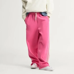 Spodnie dresowe z nogawkami bez ściągaczy i 3 paskami adiSignature Adidas beżowy