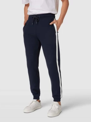 Spodnie dresowe z paskami w kontrastowym kolorze model ‘ESTABLISHED’ Tommy Hilfiger
